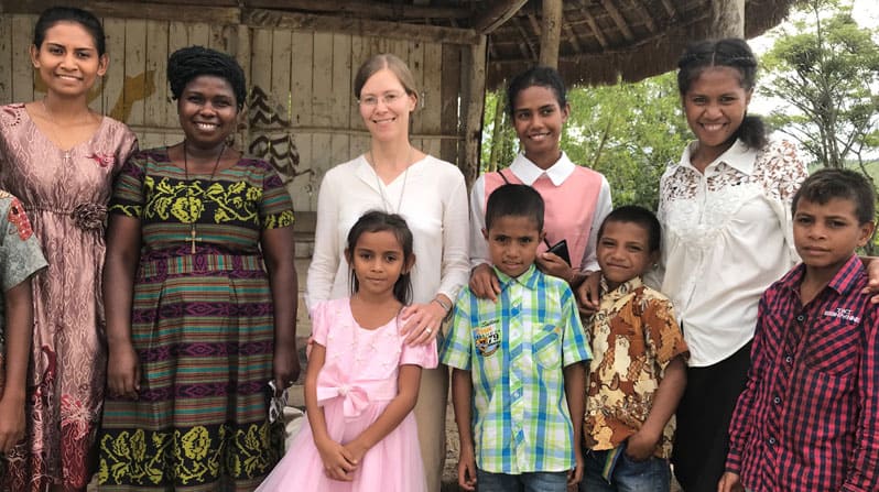 La Hermana Shideler, junto a la Hermana Maryknoll Susan Wanzagi (segunda de la izquierda)<br />
y niños de la aldea de Daisoli después de una Misa en el 2018. La misionera sirvió durante 14<br />
años en Timor Oriental, trabajando en los ámbitos de la educación y ministerio pastoral. (Cortesía de Julia Shideler M.M./Timor Oriental)
