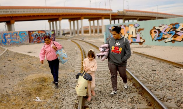 El Paso cierra programa para menores ante fondos retenidos