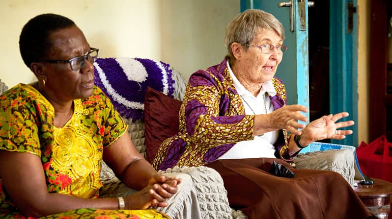 La Hermana Maryknoll Janet conversa con miembros del capítulo de los Afiliados Maryknoll en Mwanza, Tanzania. A su lado se encuentra Patricia Rutahigwa, quien forma parte de la junta directiva internacional de los Afiliados Maryknoll. (Paul Jeffrey/Tanzania)