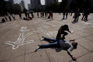Manifestantes en el Monumento a la Revolución en México exigen justicia para las víctimas de la violencia el 11 de diciembre del 2016. (CNS/Henry Romero, Reuters)