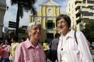 Imagen destacada: La Hermana Maryknoll Arlene Trant (derecha)y la Hermana Maryknoll Susan Glass pasean en Macao, cerca de las Ruinas de San Pablo en el centro histórico de la ciudad, donde ambas sirvieron. (Sean Sprague/Macao) 