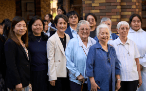 De izq. a dcha.: Ada Chan, directora de la sección primaria; Meimei Chan, directora de la sección secundaria; Ophelia Ngan, supervisora de la sección secundaria y las Hermanas Maryknoll Michelle Reynolds, Marilu Limgenco y Susan Glass asisten a Misa en Maryknoll Convent School.