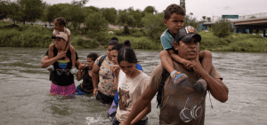 Imagen destacada: Orlando, un inmigrante de Ecuador, carga a su hijo Peter de cuatro años mientras cruzan el Río Bravo desde México hacia Eagle Pass, Texas, el 6 de octubre del 2023. (OSV News photo/Adrees Latif, Reuters)