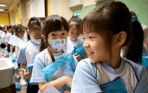 Durante sus primeros 100 días de escuela, las estudiantes de P1 (primer grado) participan en actividades didácticas que incluyen pintar, teñir camisetas y recrear los edificios de la escuela usando bloques de Lego. Las estudiantes también deben conocer a 100 personas entre los estudiantes, docentes y personal de la escuela. (Paul Jeffrey/Hong Kong)