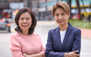 Cordelia Chung (izq.), directora de la Maryknoll Convent School Foundation, y Francisca Chan, coordinadora del centenario, posan para una foto en Hong Kong. (Paul Jeffrey/Hong Kong)