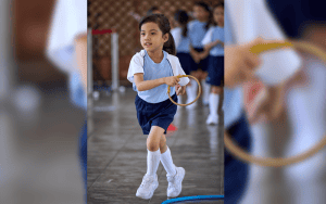 Una estudiante lanza un aro en clase de educación física. (Paul Jeffrey/Hong Kong)