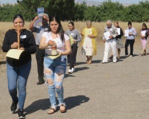 Izq.: Erika Juárez e hija Angélica Magaña, miembros de la pastoral migrante de un centro de familias migrantes, lideraron una procesión en un taller para equipos pastorales migrantes. (José López/EE.UU.)