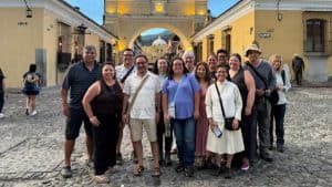 Participantes del viaje de inmersión misionera, incluida Donna Kling Knudson (al centro, con polo blanco y lentes), visitan el Arco de Santa Catalina en la ciudad de Antigua Guatemala. (Leonel Yoque/Guatemala)