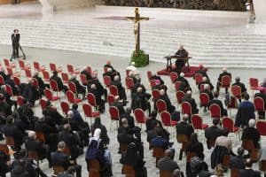 MEDITACIÓN DE CUARESMA DEL VATICANO El cardenal Raniero Cantalamessa, predicador de la casa papal, ofrece una meditación de Cuaresma al Papa Francisco y miembros de la Curia Romana en el salón Pablo VI del Vaticano el 18 de marzo de 2022. La meditación fue sobre la Eucaristía. (Foto del CNS/Vatican Media)