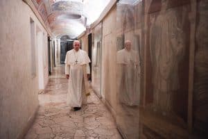 El Papa Francisco camina por la cripta de la Basílica de San Pedro mientras visita las tumbas de los papas fallecidos en el Vaticano el Día de los Muertos, el 2 de noviembre de 2020. En una entrevista de 2023 que marca el décimo aniversario de su elección, el Papa, de 86 años de edad, dijo que piensa en la muerte a menudo, pero es bueno recordar que uno no vivirá para siempre. (Foto CNS/Vatican Media)