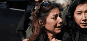 Imagen destacada: Una mujer reacciona en una manifestación en la plaza Marjeh en Damasco, Siria, el 9 de marzo del 2025, en protesta en contra de los asesinatos de civiles y de fuerzas de seguridad por parte del nuevo gobierno Sirio, después de enfrentamientos entre fuerzas leales al nuevo gobierno y miembros de la secta alauita de Bachar el Asad. 