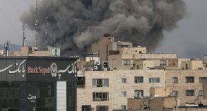 El humo se eleva tras una explosión en Teherán, Irán, el 2 de marzo de 2026, tras los ataques de Israel y Estados Unidos contra Irán y el asesinato del líder supremo iraní, el ayatolá Alí Jamenei, el 28 de febrero. (OSV News/Majid Asgaripour, WANA vía Reuters)