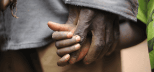 Imagen destacada: Un padre sostiene la mano de su hijo. (Julien Harneis/Flickr)