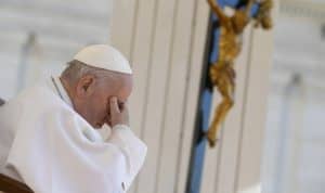 El Papa Francisco se pone la mano a la cara durante su audiencia general semanal del 26 de abril de 2023, en la Plaza de San Pedro del Vaticano. (Foto de CNS/Vatican Media)