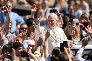 El Papa León XIV saluda a la multitud desde el papamóvil tras aparecer en el balcón central de la basílica de San Pedro, en el Vaticano, después de la misa de Pascua, el 5 de abril de 2026. (CNS/Lola Gómez)