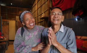 Con el Padre Maryknoll Robert Wynne en Anlong Kangan, un asentamiento cerca de Pnom Penh. Aquí, visitando a ancianos desamparados a quienes Maryknoll ayuda con comida, mejoras en el hogar, rutinas de ejercicio, salidas y actividades sociales. Dee Dungy, misionera laica Maryknoll, visita a Oun Saphat, de 76 años, cristiana evangélica sorda.