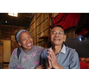 La Misionera Laica Maryknoll Dee Dungy visita a Oun Saphat, de 76 años, un anciano desamparados a quienes Maryknoll ayuda con comida, mejoras en el hogar, rutinas de ejercicio, salidas y actividades sociales en Anlong Kangan, un asentamiento cerca de Pnom Penh, Camboya.