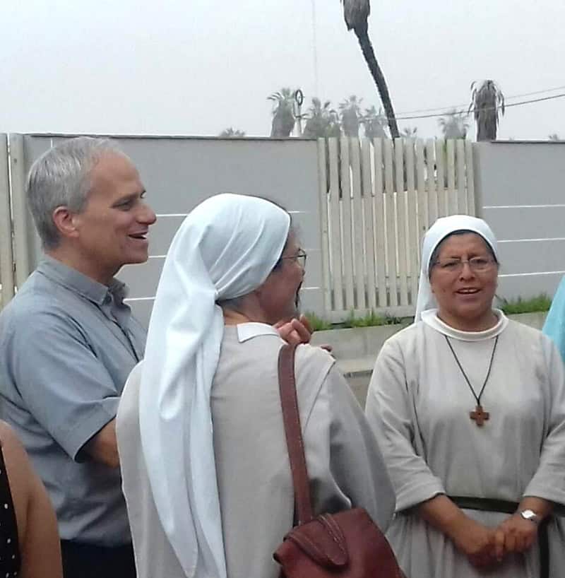 El futuro papa León XIV visita a unas hermanas agustinas en Perú en esta fotografía sin fecha. Como sacerdote agustino, el entonces padre Robert F. Prevost pasó muchos años como misionero en Perú y también sirvió como obispo de la Diócesis de Chiclayo, en ese mismo país. Nativo de Chicago, fue elegido papa el 8 de mayo de 2025 en el Vaticano, convirtiéndose en el primer papa estadounidense de la historia. (Foto de OSV News / cortesía de la hermana agustina Carmen Toledano)