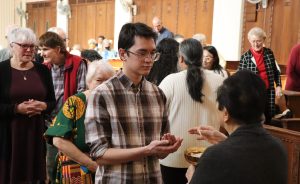 El Misionero Laico Maryknoll Joshua Sisolak recibe comunión durante su ceremonia de envío a Bolivia el 7 de diciembre del 2024 en la Capilla de la Anunciación del Centro de las Hermanas Maryknoll en Ossining, Nueva York. (Andrea Moreno-Díaz/U.S.)