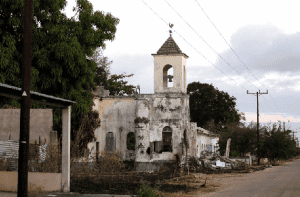 En la imagen se ve una iglesia dañada por los combates en Mocímboa da Praia, Mozambique, el 22 de septiembre de 2021. La región lleva mucho tiempo sumida en la inestabilidad, pero la insurgencia protagonizada por militantes islamistas comenzó en 2017. (CNS/Baz Ratner, Reuters)