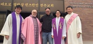 Imagen destacada: (De izq. a dcha.) Los Padres Maryknoll Daewook Kim y Joseph R. Veneroso —conocido como Padre Bae— Michael Ho, el padre Peter Kim y el diácono Sokwon Im a las afueras de la iglesia St. Paul Chong Ha-Sang. (Cortesía de Michael Ho/EE. UU.)