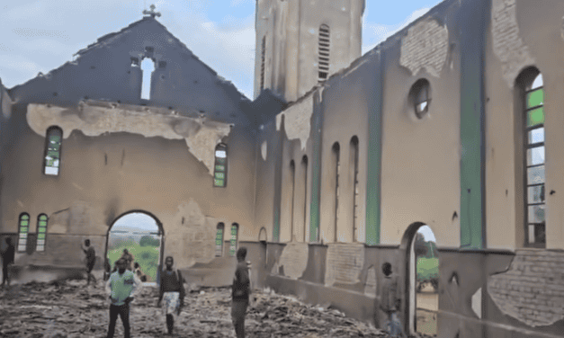 Terroristas incendian histórica iglesia en Mozambique