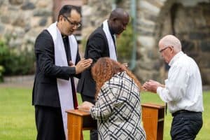 Al finalizar la Misa de ordenación, los Padres Maryknoll Matthew Sim y Patrick Okok confirieron sus primeras bendiciones en el patio de Nuestra Señora de Maryknoll en la sede de la Sociedad Maryknoll en Ossining, Nueva York. (Octavio Durán/U.S.)