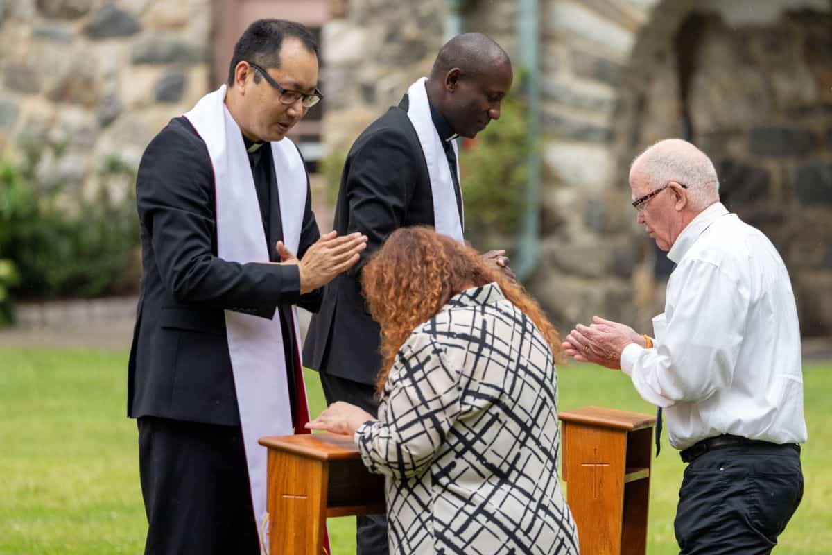 8F2A0193Miss3 Al finalizar la Misa de ordenación, los Padres Maryknoll Matthew Sim y Patrick Okok confirieron sus primeras bendiciones en el patio de Nuestra Señora de Maryknoll en la sede de la Sociedad Maryknoll en Ossining, Nueva York. (Octavio Durán/U.S.)