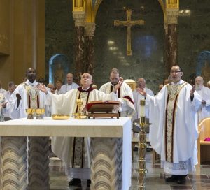 El Obispo Mark J. Seitz de El Paso, Texas, preside la Misa de la Orden Sacerdotal en la capilla Nuestra Señora de los Apóstoles en Ossining, Nueva York, el 7 de junio del 2025. Tras concluir su preparación como seminaristas, los Padres Matthew Sim, derecha, y Patrick Okok, izquierda, fueron ordenados como sacerdotes Maryknoll. (Octavio Durán/U.S.)