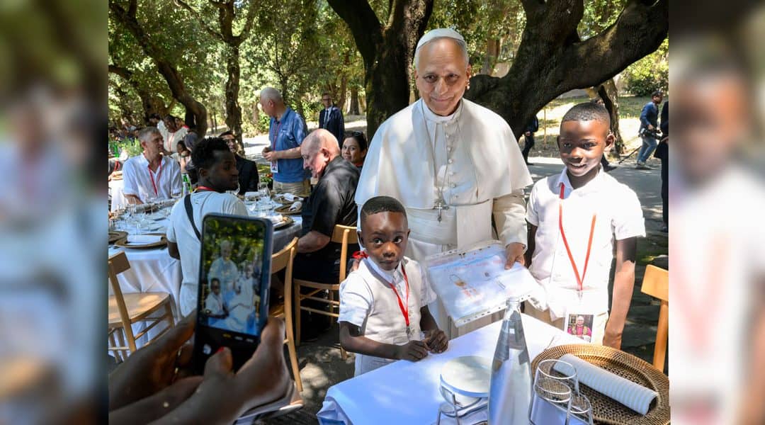 El Papa comparte la mesa con personas vulnerables en Castel Gandolfo