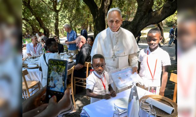 El Papa comparte la mesa con personas vulnerables en Castel Gandolfo