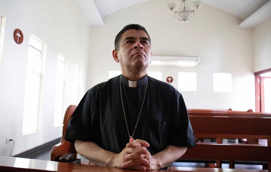 Policía saca a la fuerza a obispo nicaragüense de la curia, lo traslada a Managua
