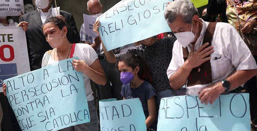 magen destacada: Personas rezan afuera de la Embajada de Nicaragua en la Ciudad de México el 16 de agosto de 2022. Exigían respeto por la libertad religiosa en Nicaragua y el fin de la persecución a la Iglesia. (Foto del CNS/Edgard Garrido, Reuters)