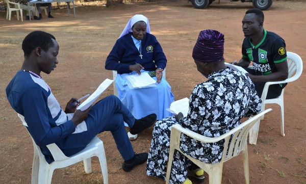 Los participantes del programa, la Hermana Agness Driciru, Odong Philip, Adong Sabina y Nokrach Peter, participan en un grupo de confianza, una técnica de aprendizaje que fomenta el diálogo y la escucha. Los participantes reciben capacitación para liderar la resolución de conflictos en las comunidades de Gulu. (Misioneros Laicos de Maryknoll/Uganda)