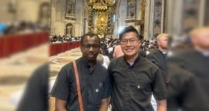 Los seminaristas Maryknoll Samuel Mutuku y Raymond Lee (de izq. a dcha.) viajaron a Roma en junio para participar en el Jubileo de los Seminaristas. (Cortesía de Raymond Lee/Ciudad del Vaticano)