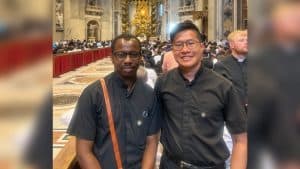 Los seminaristas Maryknoll Samuel Mutuku y Raymond Lee (de izq. a dcha.) viajaron a Roma en junio para participar en el Jubileo de los Seminaristas. (Cortesía de Raymond Lee/Ciudad del Vaticano)