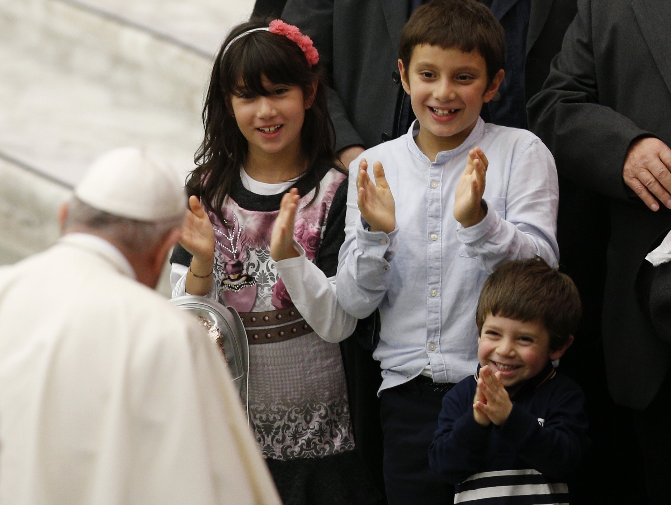 Los niños aplauden cuando se encuentran con el Papa Francisco durante su audiencia general en la sala Pablo VI en el Vaticano el 27 de octubre de 2021 (CNS photo / Paul Haring)