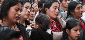 México obispos: Los dolientes rinden homenaje durante una misa fúnebre por el padre Marcelo Pérez en San Andrés Larrainzar, en el estado sureño de Chiapas, México, el 21 de octubre de 2024. El padre Pérez, que ejerció su ministerio en regiones indígenas plagadas de conflictos territoriales y luego denunció la violencia de los cárteles de la droga, fue asesinado a tiros el 20 de octubre en San Cristóbal de las Casas. (Foto de OSV News/Gabriela Sanabria, Reuters)